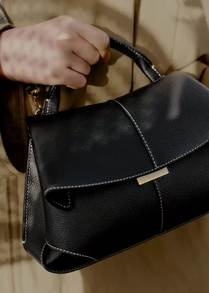 Mokki Mini Edition Strukturiertes Schwarz mit ecrufarbenen Nähten
